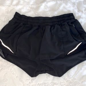 black lululemon hotty hot shorts! size 4 - 2.5”